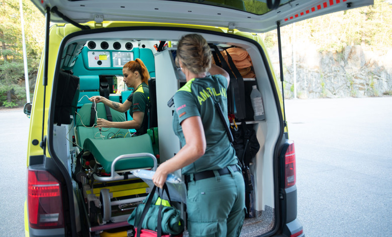Linda Orrvik, ambulanssjuksköterska, och Åsa Jonsson, ambulanssjukvårdare, förbereder kvällens pass. Foto: Anders G Warne.