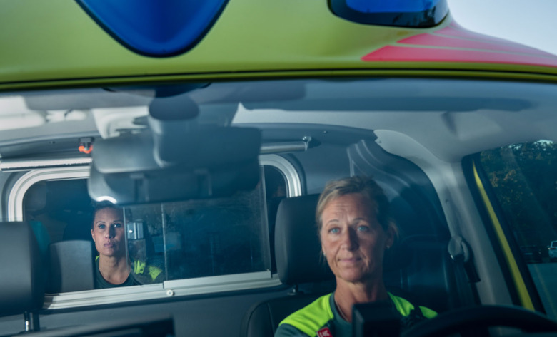 Linda Orrvik, ambulanssjuksköterska och Åsa Jonsson, ambulanssjukvårdare, i ambulansen. Foto: Anders G Warne