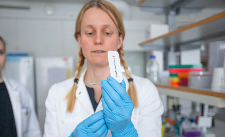 Julia Wigren Byström har utvecklat ett provtagningskit för enkel hemtestning av antikroppar mot covid-19. Foto: Emil Byström