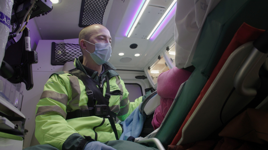 Ambulanssjuksköterskan: ”Ibland hade man en kamera rakt upp i näsan medan man körde”
