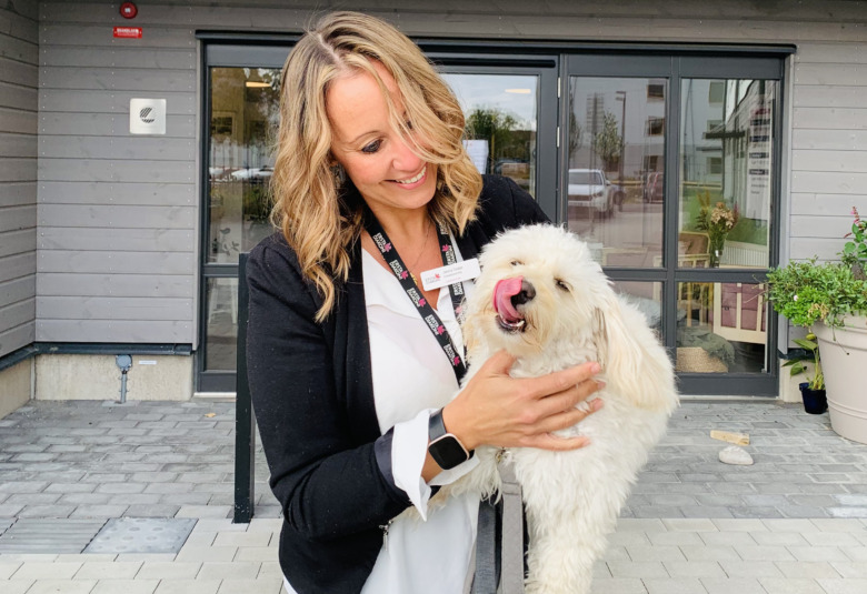 Jenny Grälls och hunden Louie