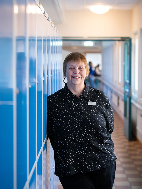 Kerstin Aronsson, skolsköterska, i korridoren i Rinkebyskolan. Foto: Andres G Warne.