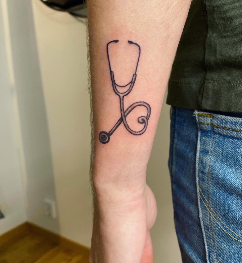 Bilden föreställer Ludwig von Knorrings tatuering som är ett stetoskop och sitter på utsidan av armen, strax ovanför handleden.