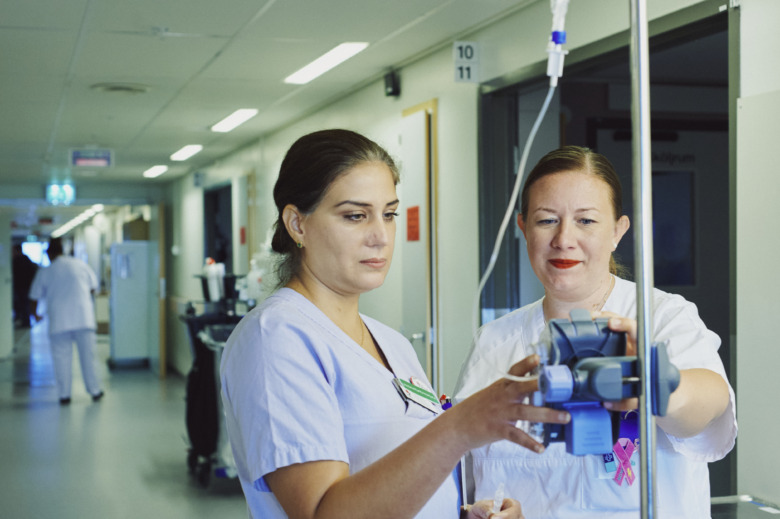 Kirurgkliniken Västerås, Ban Refat och Tina Gustafsson, enhetschef, smärtlindringspump