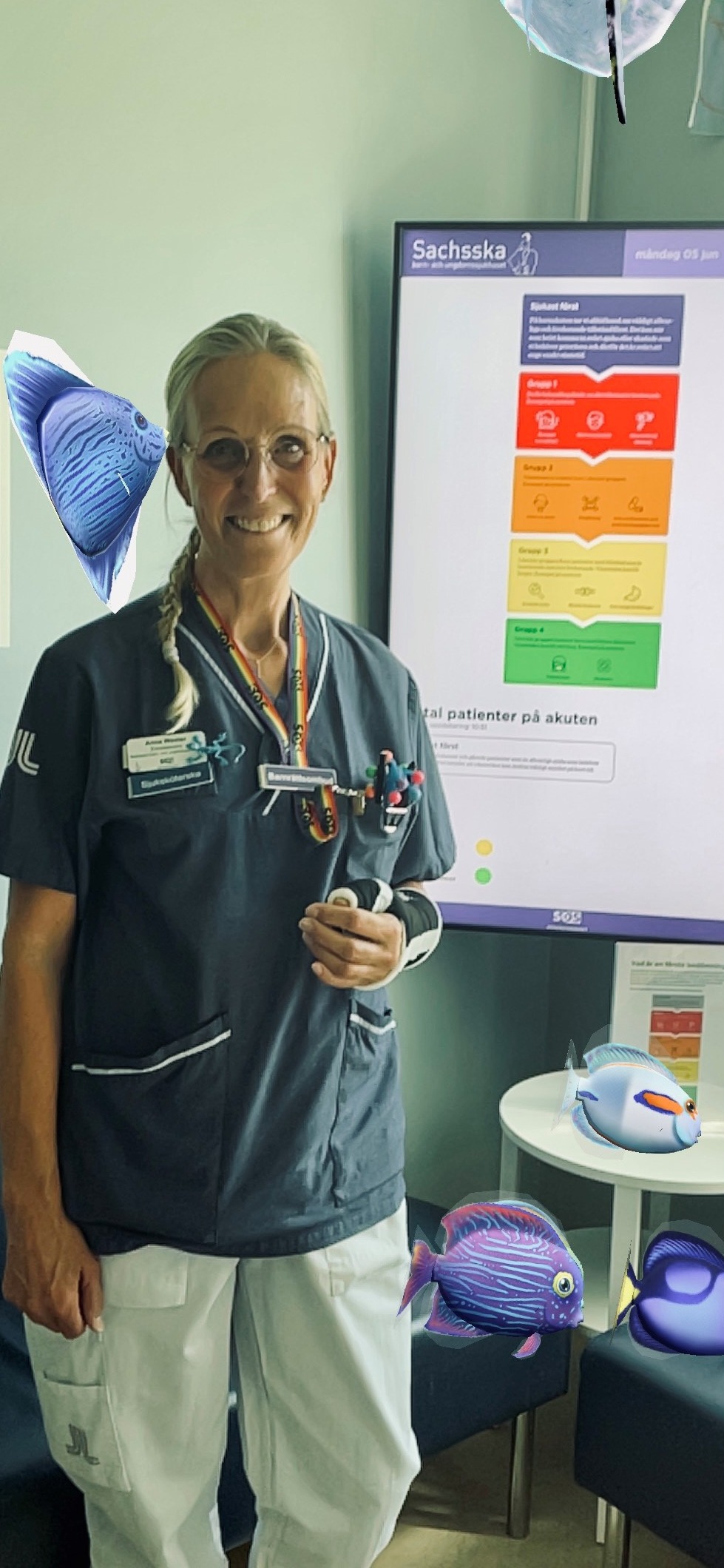 Bakom specialistsjuksköterskan Anna Löwbeer Wester syns bilden med priorteringsordningen. Alla patienter får tidigt veta vilken grupp de tillhör och hur allvarlig deras tillstånd bedöms.