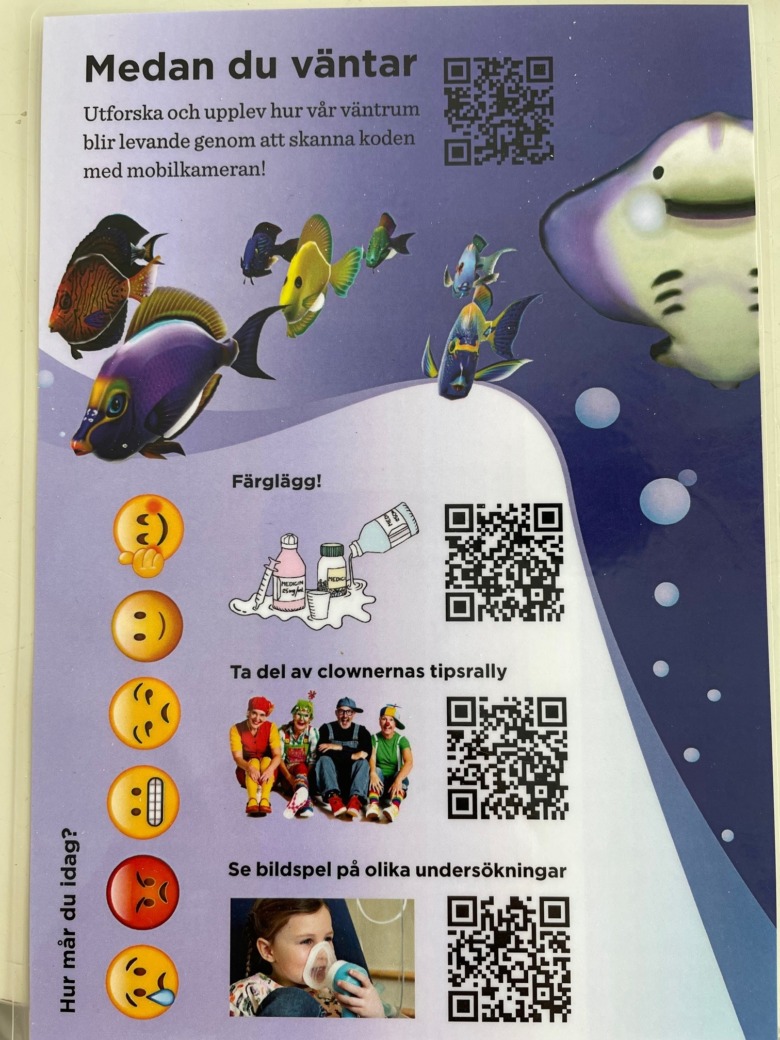 Det här kortet finns i väntrummen på Sachsska barn- och ungdomsakuten i Stockholm. Med hjälp av QR-koder kan patienterna komma både till väntrummet fyllt av fiskar, men också till informationsfilmer och annat skoj.