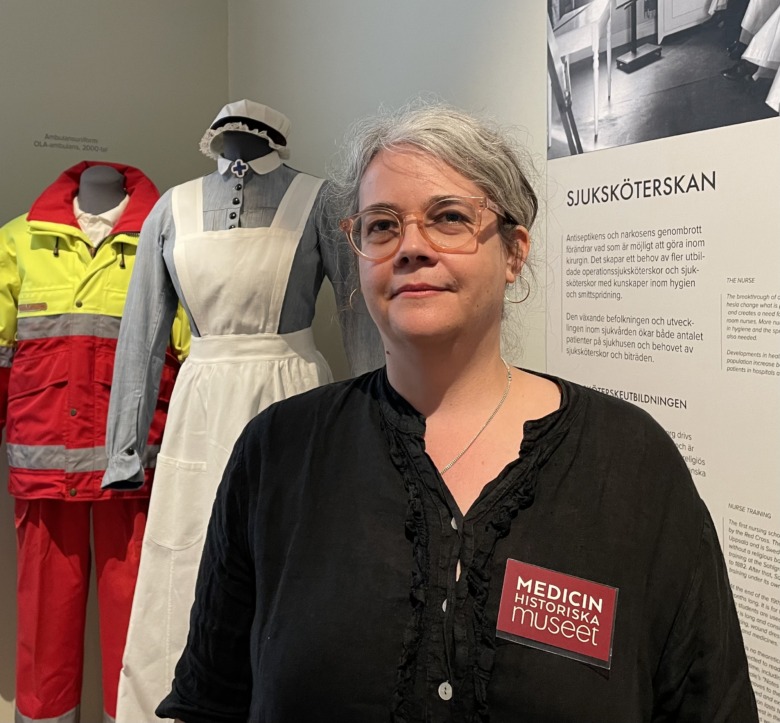 Lisa Sputnes Mouwitz, museichef på Medicinhistoriska museet i Göteborg, framför en gammal sjuksköterskeuniform.