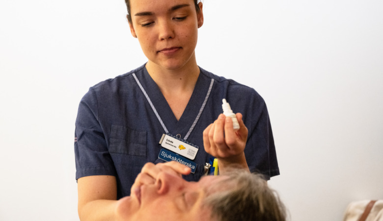 Linda Trygg ger Maud Borg pupillvidgande droppar inför läkarundersökningen. Bild: Anders G Warne