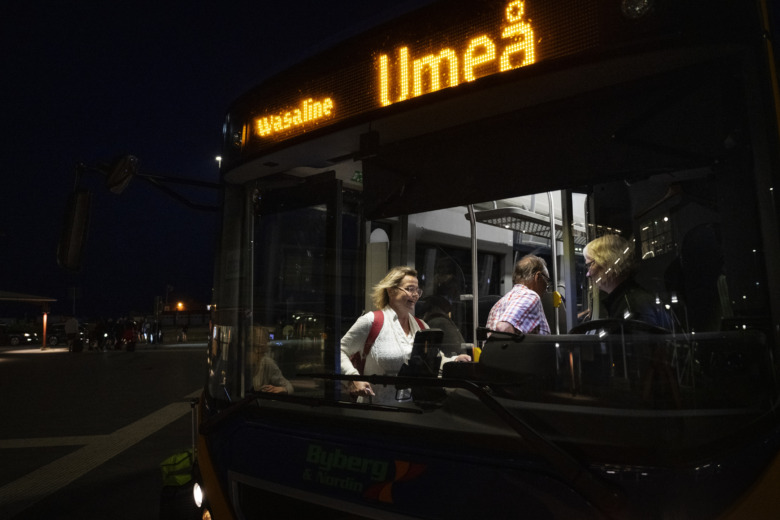 Utanför terminalen står en transferbuss och väntar på att köra Carola och de andra in till Umeå. Foto: Erik Abel