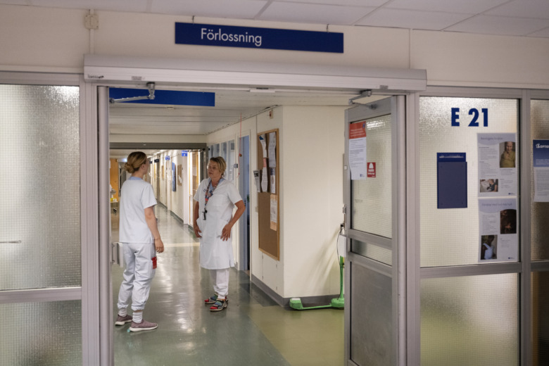 Klockan är snart 6.45 då Carolas pass på förlossningen början, och hon hinner småprata med en kollega som också just kommit. Foto: Erik Abel