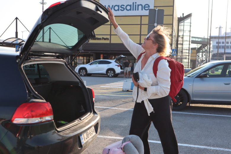 Carola Sundberg tar bilen från hemmet i Jakobstad till färjeterminalen i Vasa. Foto: Enikö Arnell-Szurkos