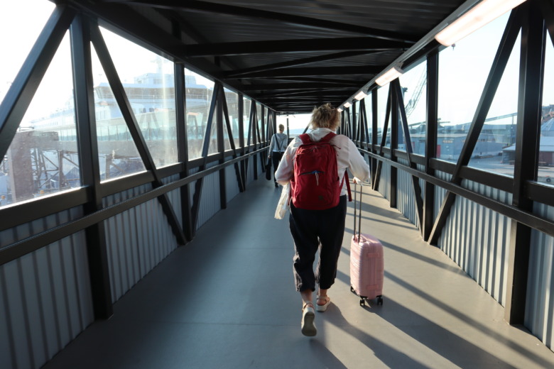 På väg mot den fyra timmar långa resan över till Västerbotten. Foto: Enikö Arnell-Szurkos