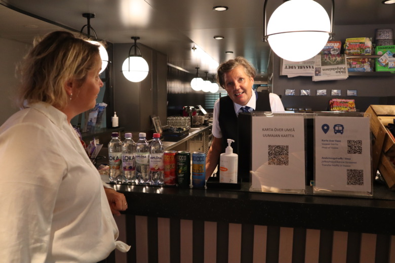 Receptionisten Johanna hälsar glatt på Carola, som hon känner igen väl efter allt turer. Foto: Enikö Arnell-Szurkos