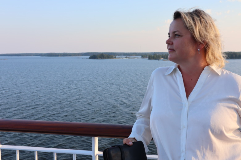 Med valet att jobba i Sverige, väljer Carola också bort vissa saker hemma i Finland. Som att deltar i återkommande aktiviteter. Men på det stora hela landar ekvationen på plus, tycker hon. Foto: Enikö Arnell-Szurkos