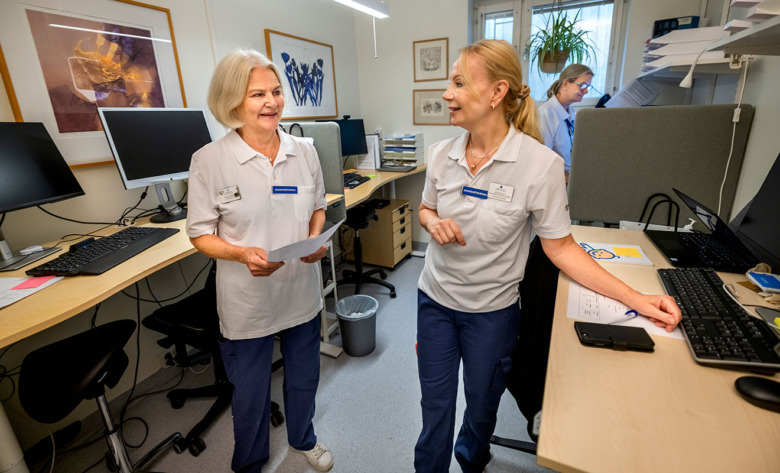 Eva Lundberg jobbar fortfarande extra på barnsjukhuset och hälsar på sina gamla kollegor på Barnsjukvård i hemmet. Här med före detta kollegan Maria Grandahl. Foto: Staffan Claesson