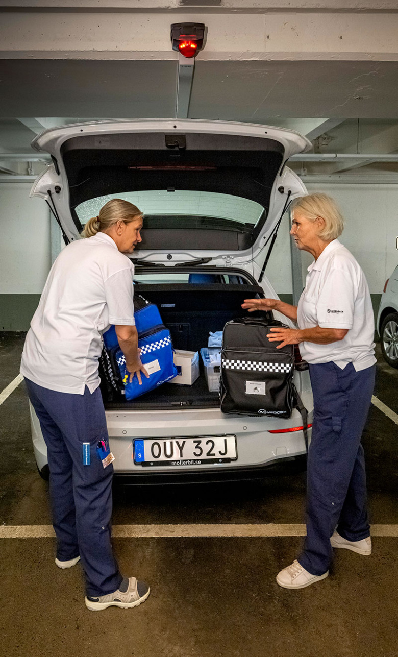 Eva Lundberg lastar bilen för barnsjukvård i hemmet tillsammans med  Lillemor Öhrn.  Foto: Staffan Claesson