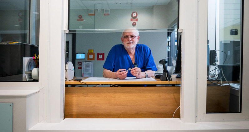 Leif har jobbat på akuten i 50 år: ”Hade mer att ge efter pensionen”