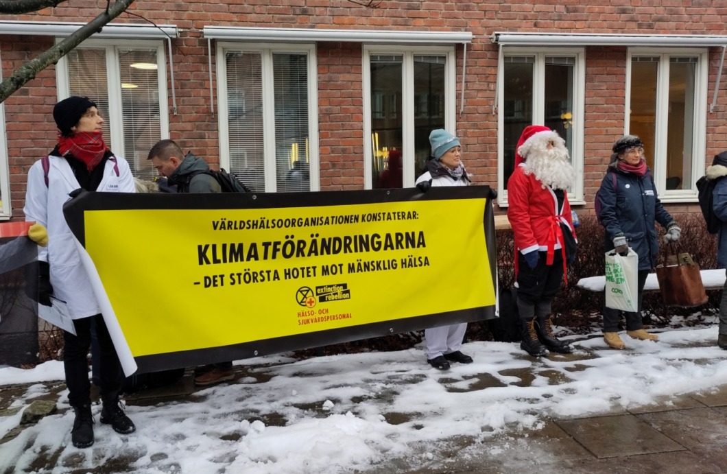 Vårdpersonal demonstrerade för klimatet hos Folkhälsomyndigheten