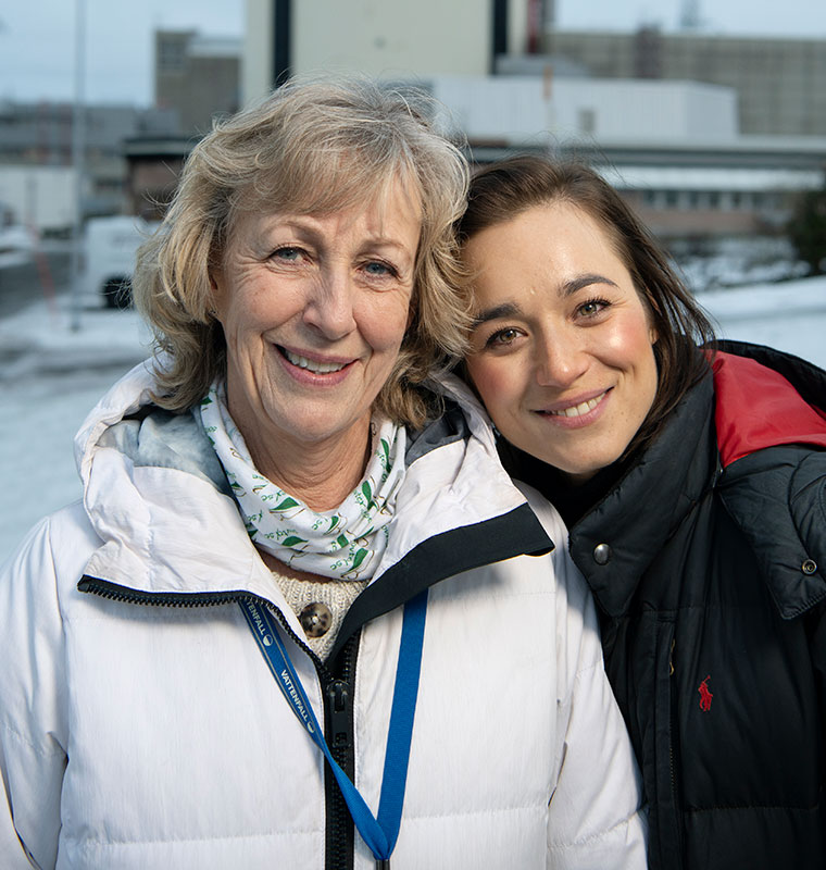 Elisabet Hellgren och Anna Sidea framför reaktor 2 på Ringhals.