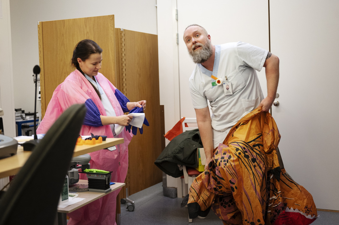 Sjuksköterskan Mikael gör strålningen lekfull för barnen