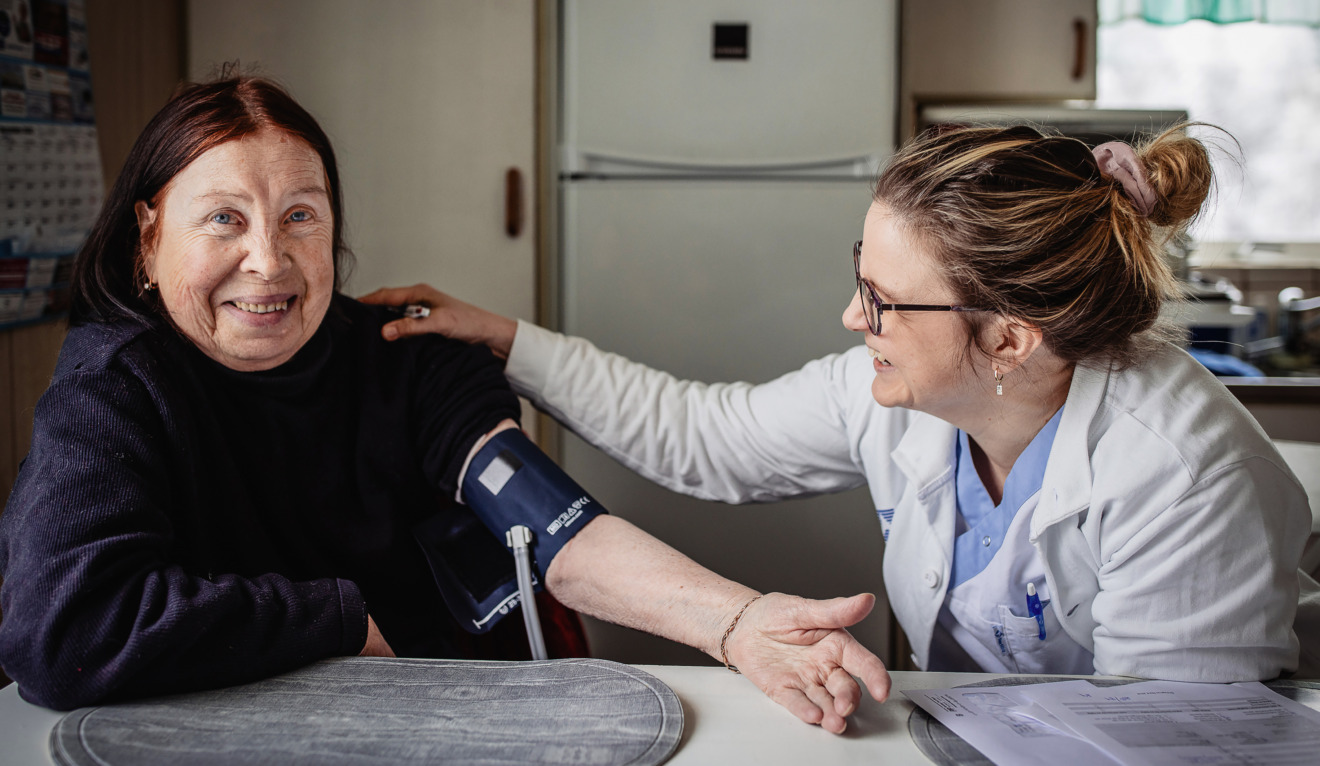 Mari har avancerad sjuksköterskeroll – tar vården hem till tornedalingarna