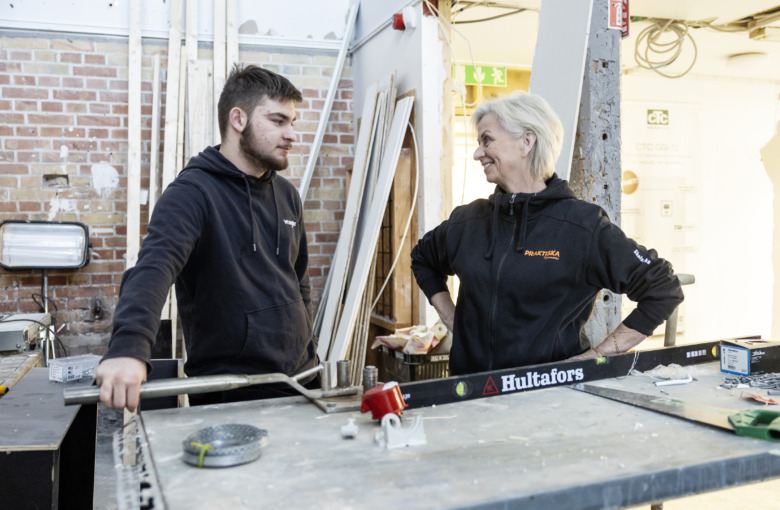 Bitte Johnsson träffar Sixten Månsson i byggsalen när hon går runt och informerar om en enkät inför hälsosamtalet. Bild: André De Loisted Foto: André de Loisted