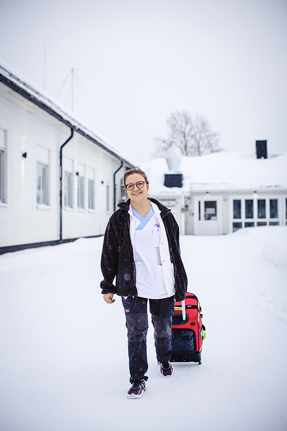Mari Huhtanen lämnar delfilialen i byn Pello i Norrbotten, där hon tagit emot patienter en förmiddag. Bild: Lisa Björk