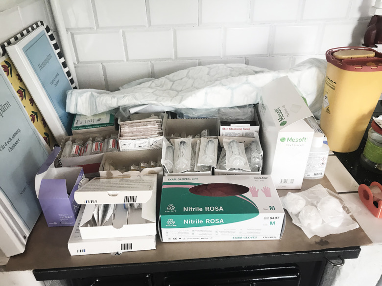 Sjuksköterskan använder patientens järnspis för att blanda näringsdropp. Bild: Elzana Odzakovic