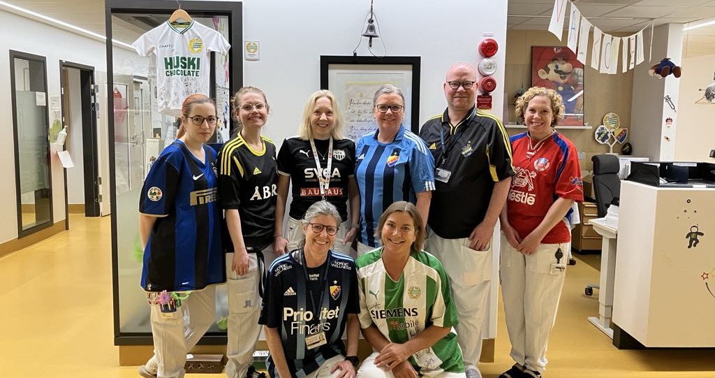 Färgglatt när barnonkologen jobbade i fotbollströjor: ”Kul för både oss och patienterna”