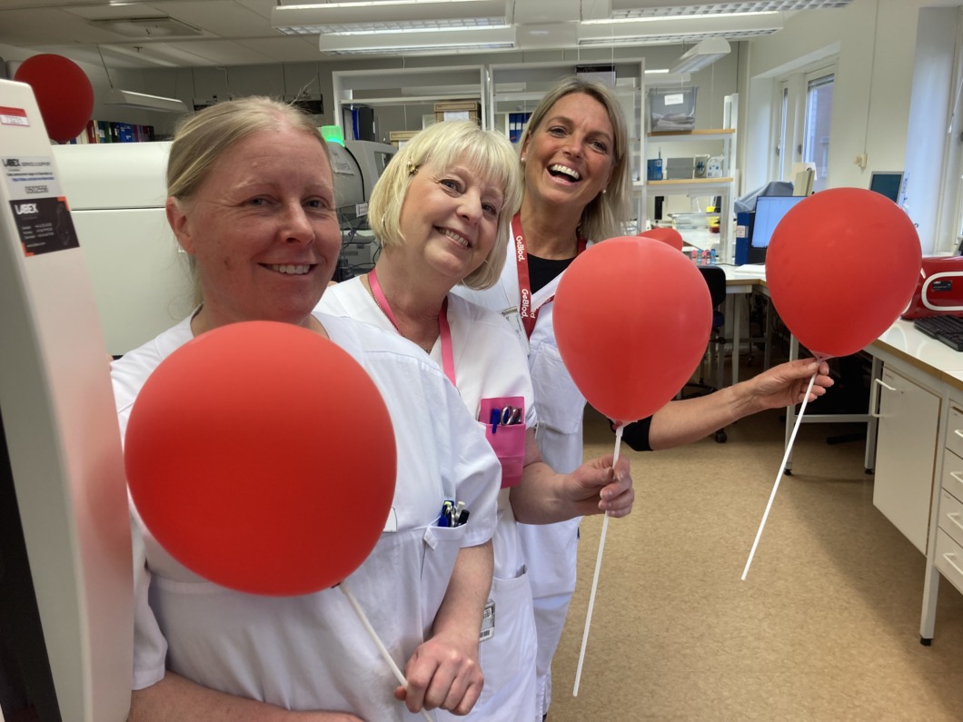 Ballonger och bildspel skapar feststämning på blodcentralen