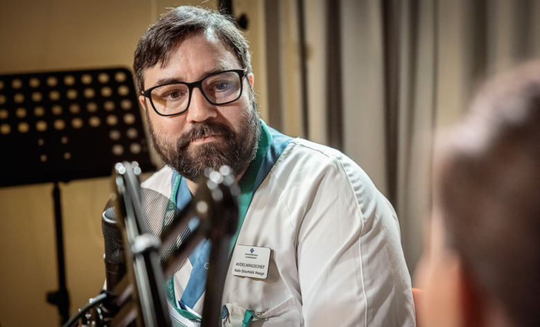Kalle Stoorhöök Waage, avdelningschef Brännskadecentrum i Uppsala, vid mikrofonen i poddstudion.