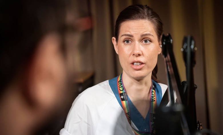 Sofia Lindström, specialistsjuksköterska i intensivvård och styrelseledamot för Vårdförbundet i Uppsala, vid mikrofonen i poddstudion. I förgrunden poddkollegan Kalle Stoorhöök Waage.