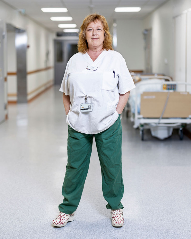 Anna Forsberg, klinisk omvårdnadsprofessor på thoraxkliniken på Skånes universitetssjukhus, står i en korridor.