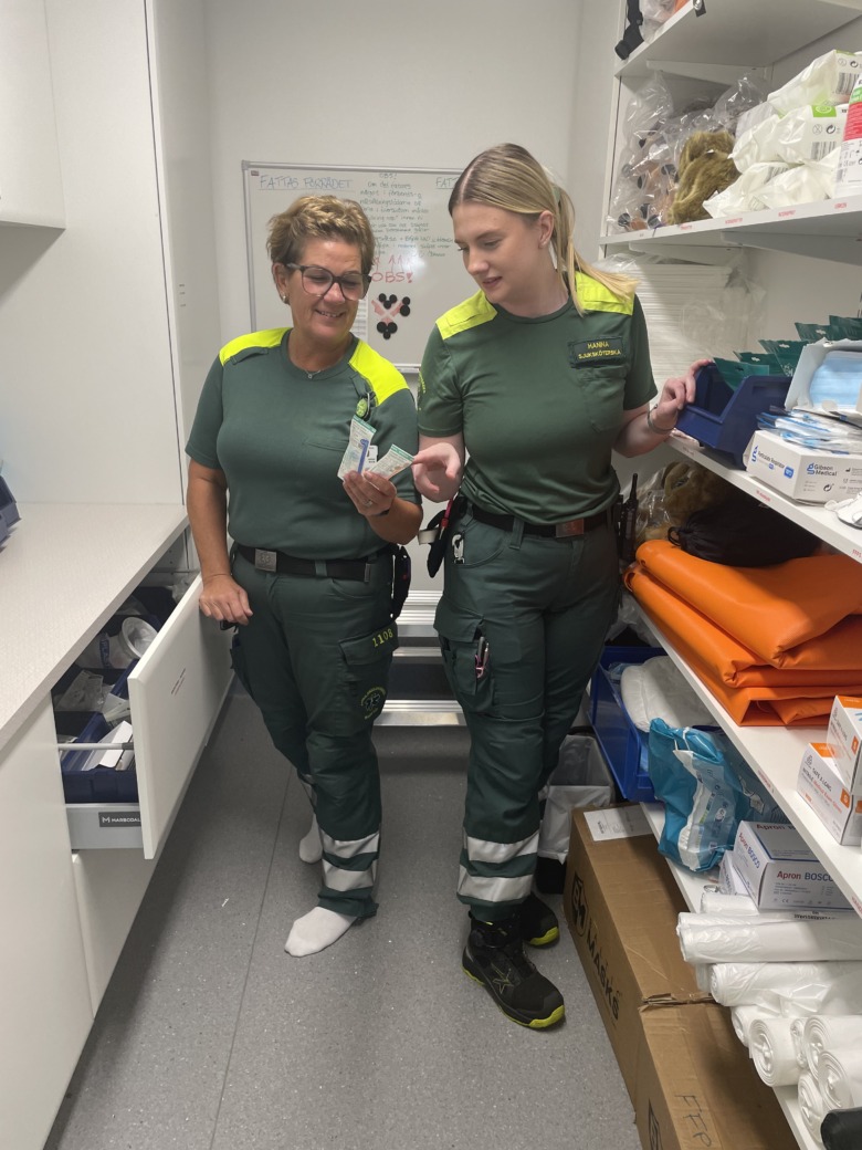 Sjuksköterskorna Anne Blomqvist och Hanna Hoflin inventerar läkemedelsförrådet på ambulansstationen i Virserum. Foto: Per Bengtsson