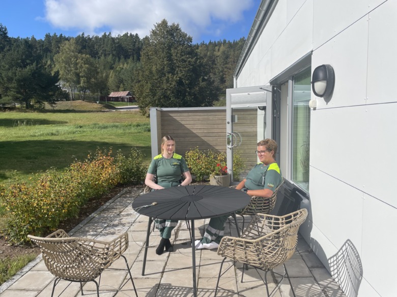 Sjuksköterskorna Hanna Hoflin och Anne Blomqvist på terassen bakom ambulansstationen i Virserum. Foto: Per Bengtsson