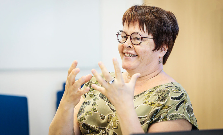 Marita Ritmala, sjuksköterska på Cancercentrum på Helsingfors sjukhus, pratar och gestikulerar med händerna. Halvbild. Till artikel om magnetsjukhus.