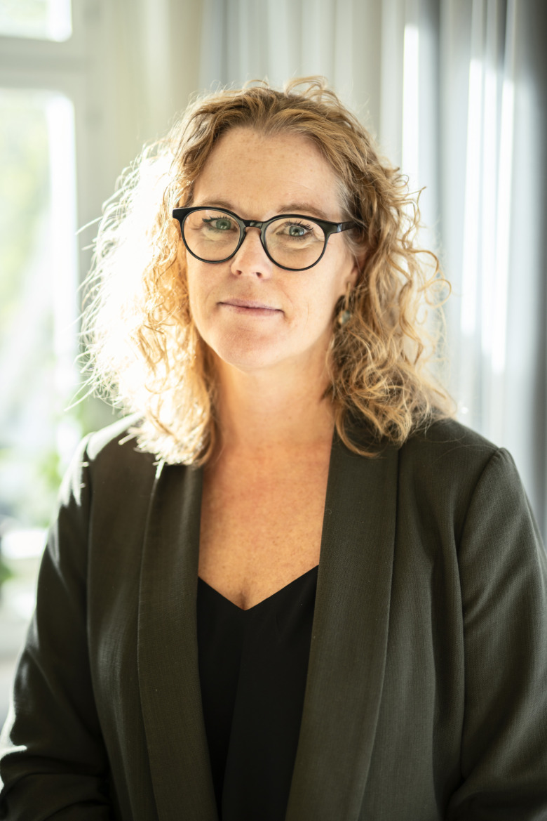 Porträtt på barnmorskan Hanna Eklund, enhetschef på Rosenlunds mödra- och barnavårdsteam som arbetar med gravida som har drogberoende.