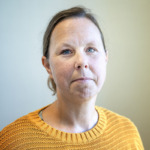 Porträtt av anestesisjuksköterskan Monica Heim i gul, stickad tröja.
