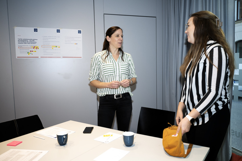 Ambulanssjuksköterskorna Malin Nyström från Gävle och Lisa Libell från Östersund pratar med varandra.