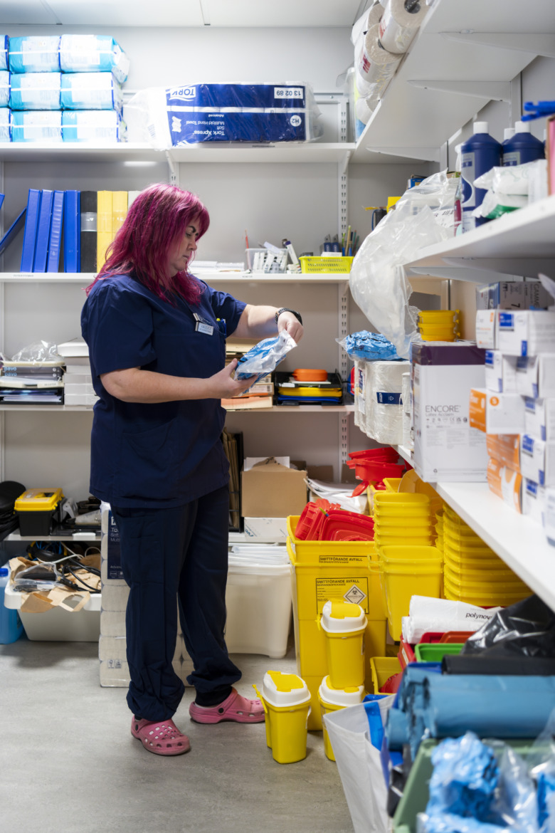 Angelica Rasmusson är en av Gävle kommuns nattsjuksköterskor, som förbereder material inför nattens arbete.