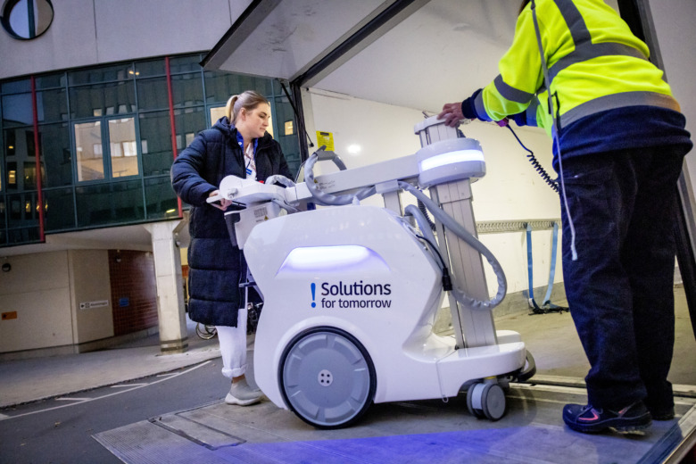 Röntgenpersonal lastar utrustning innan avfärd till Kumlaanstalten