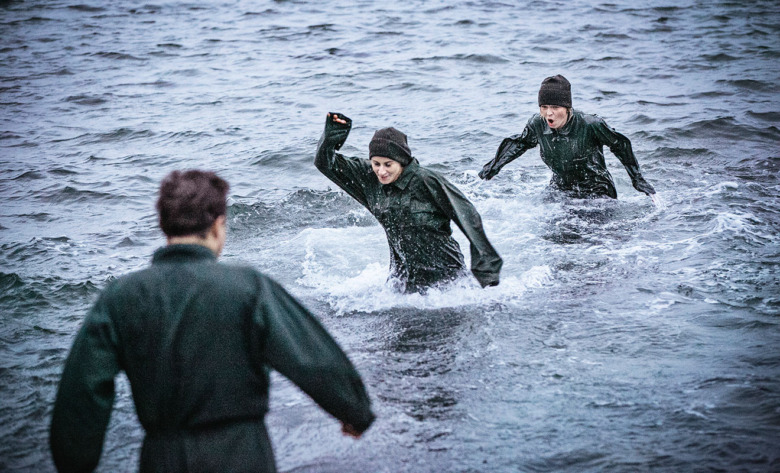 Susanna Charboti och Mia Karlsson provar att känna på hypotermi och bada i kallt havsvatten med overall under 48H, Försvarsmaktens prova-påkurs för vårdpersonal, en helg av föreläsningar som varvas med praktiska övningar i militärsjukvård och soldatliv.