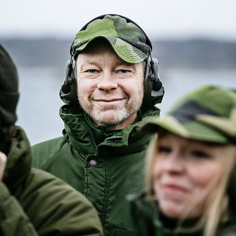 Porträtt av Andreas Bäck, anestesisjuksköterska, som deltar i 48H, Försvarsmaktens prova-påkurs för vårdpersonal, en helg av föreläsningar som varvas med praktiska övningar i militärsjukvård och soldatliv.