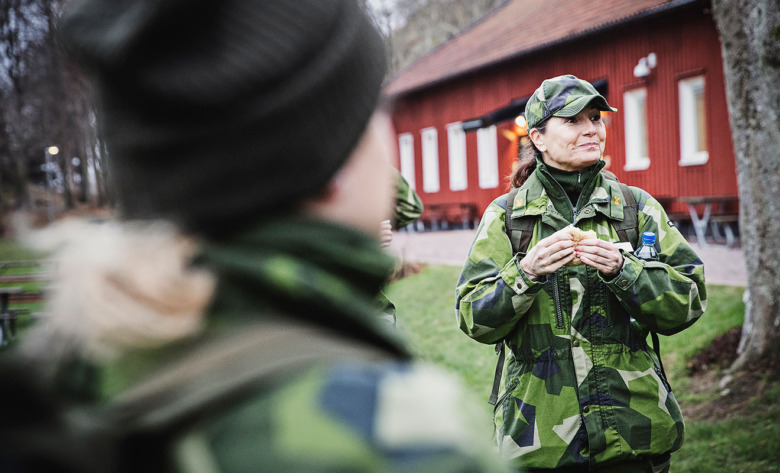 Lydia Engfors, operationssjuksköterska, deltar i 48H, Försvarsmaktens prova-påkurs för vårdpersonal, en helg av föreläsningar som varvas med praktiska övningar i militärsjukvård och soldatliv.