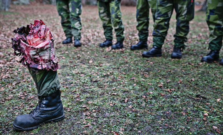 Rekvisita under en övning i militär sjukvård föreställande ett avhugget underben.