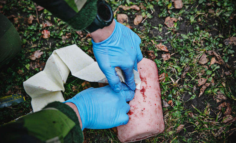 Övning i tamponering av ett sår. 48H är Försvarsmaktens prova-påkurs för vårdpersonal, en helg av föreläsningar som varvas med praktiska övningar i militärsjukvård och soldatliv.