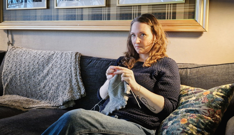 Sofia Skjelstad har migrän. Hon har börjat sticka och pyssla som lugn återhämtning.