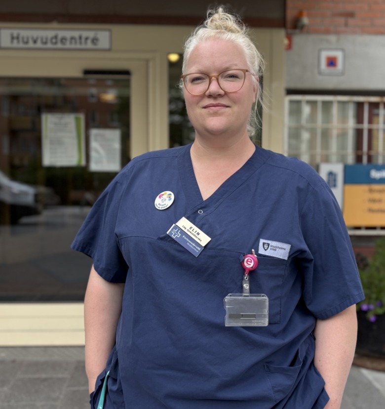 Sjuksköterskan Elin Svennberg framför entrén till Älvsjögården