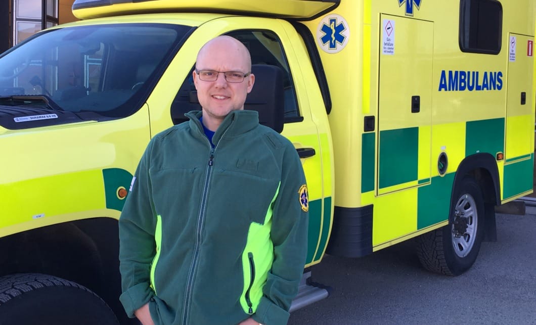 Nya förslag ska öka säkerheten i ambulansen – här jobbar de redan i skyddsväst