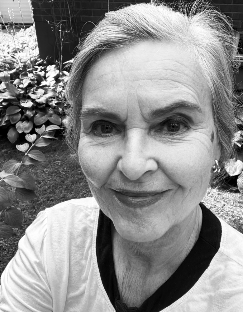 Porträtt i svartvitt på barnmorskan och docenten Monica Christiansson